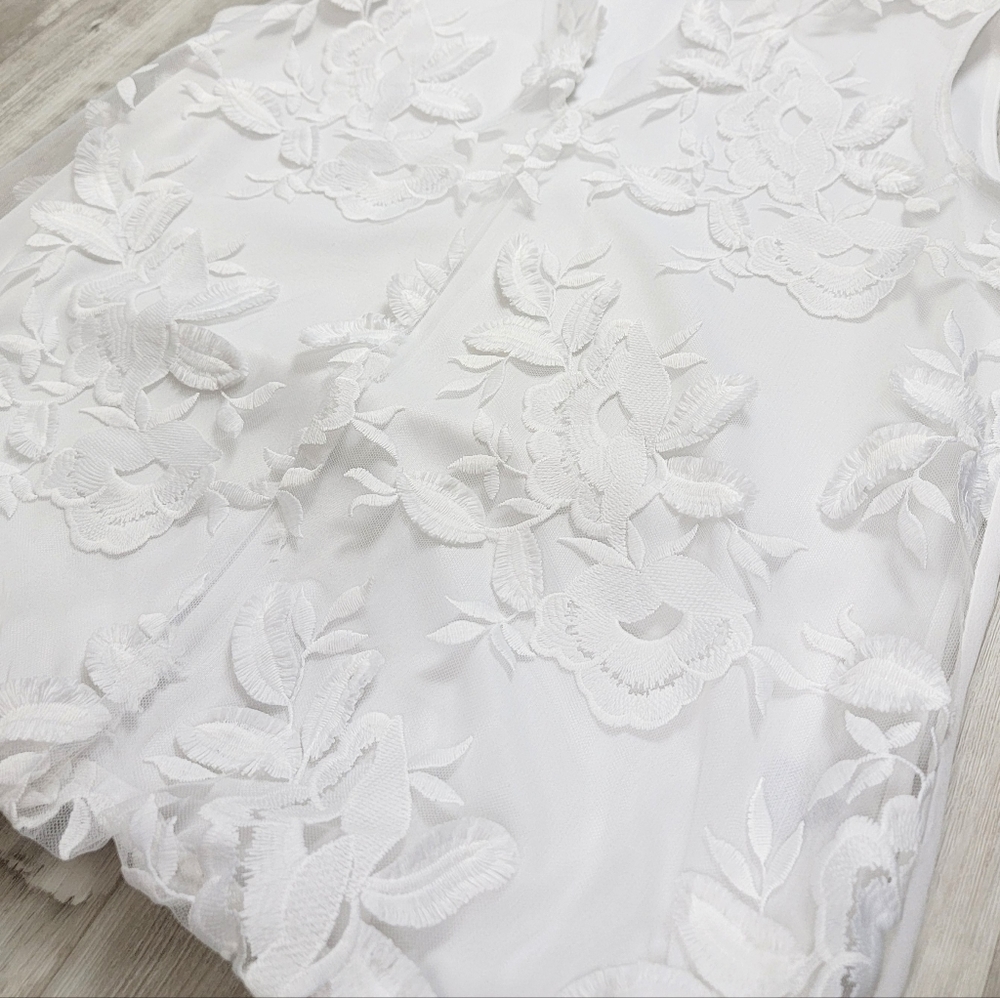 Liz Claiborne Career White Floral Lace Sleeveless Deep VNeck Blouse Size Medium - Picture 2 of 16